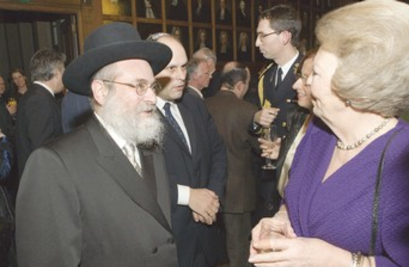 RABBI BINYOMIN JACOBS speaks with Queen Beatrix 370 (photo credit: RCE)
