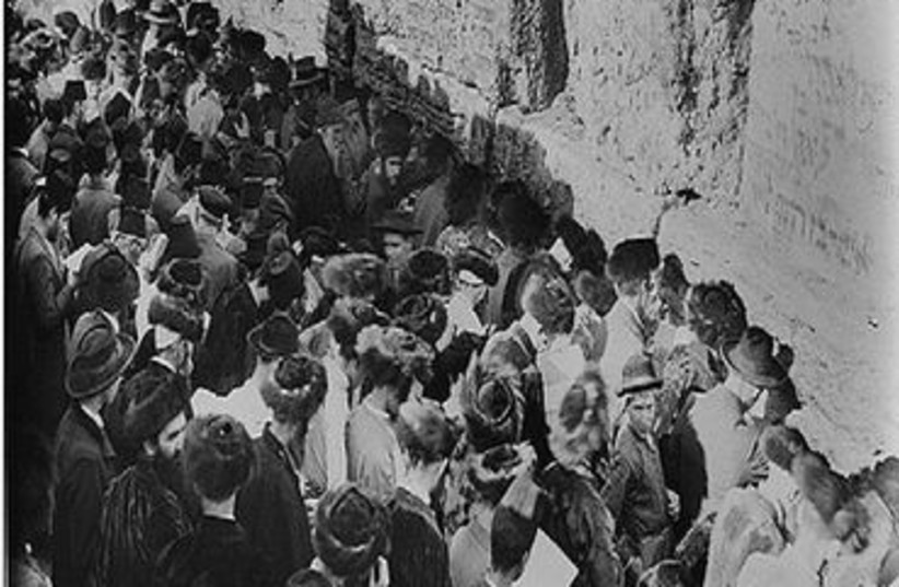 Jews at the Western Wall on Passover 1913 (photo credit: (American Colony-Jerusalem-Photo Dept.))