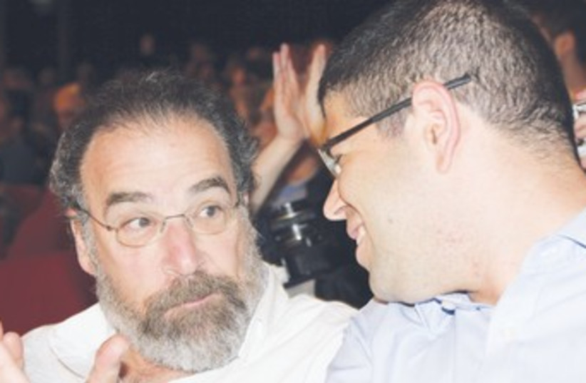 Mandy Patinkin (L) wth Peace Now director Oppenheimer_370 (photo credit: Tovah Lazaroff)