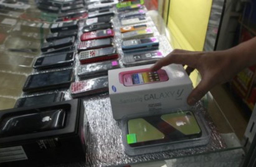 Cellular phones are displayed in a store 370 (R) (photo credit: Erik de Castro / Reuters)