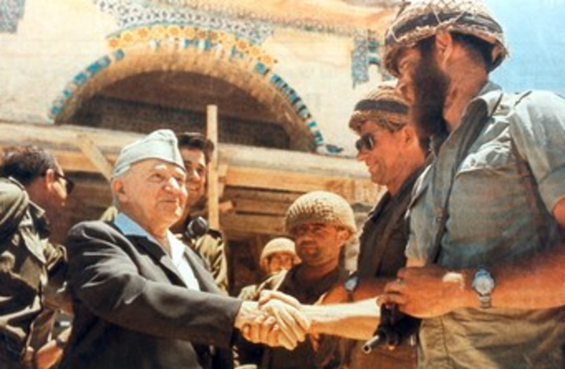 BenGurion and Shimon "Katcha" Cahaner at Temple Mt 370 (photo credit: Nadav Man, Bitmuna Photo Archives)