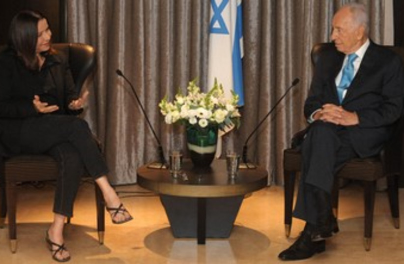 Shelly Yacimovich meets with Shimon Peres 370 (photo credit: Mark Neiman/GPO)