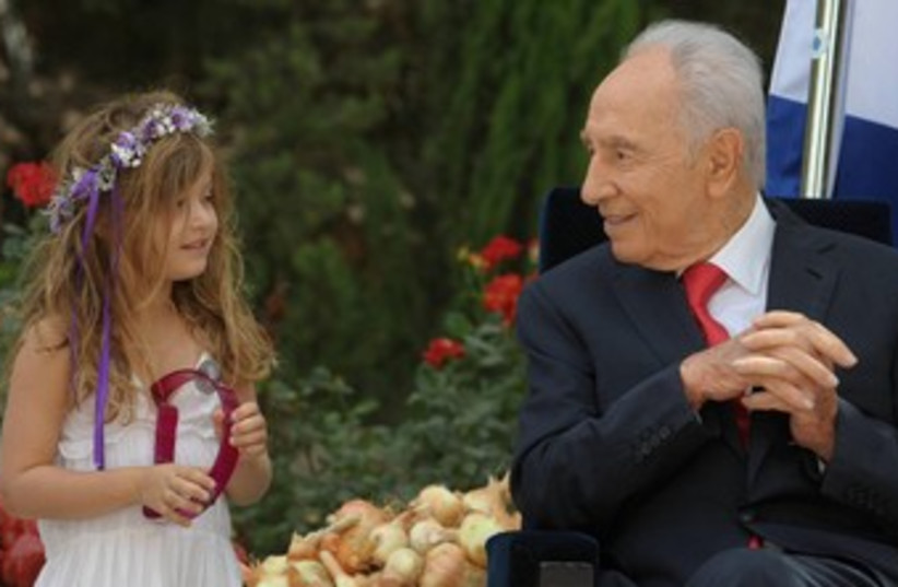 Peres and young girl 370 (photo credit: Marc Neiman/GPO)