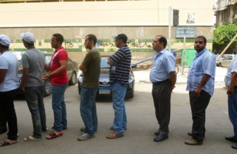 Egyptians line up to vote in Egypt 370 (photo credit: Eliezer Sherman)