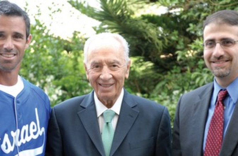 Peres, Shapiro, Baseball player Ausmus (photo credit: Kobi Gideon/GPO)