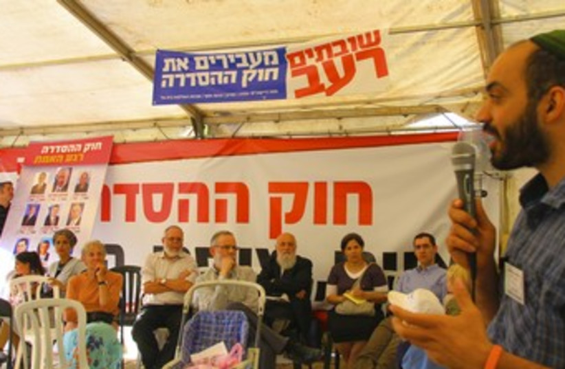 Activist Yehudah Yifrach speaks at Ulpana protest tent 370 (photo credit: Tovah Lazaroff)