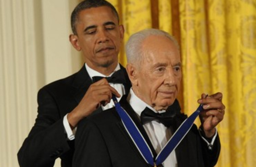 Obama awards Peres Presidential Medal of Freedom 370 (photo credit: Amos Ben-Gershom/GPO)