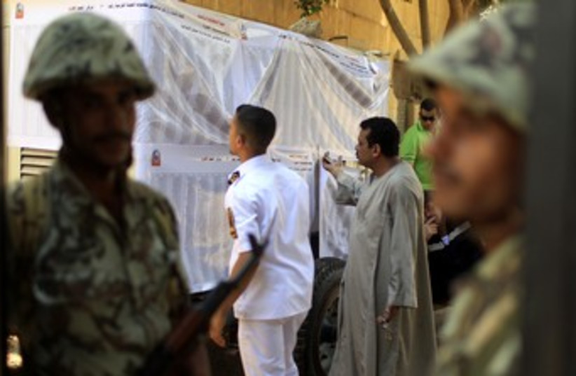 Egyptian soldiers at polling station in Cairo 370 (R) (photo credit: Ahmed Jadallah / Reuters)