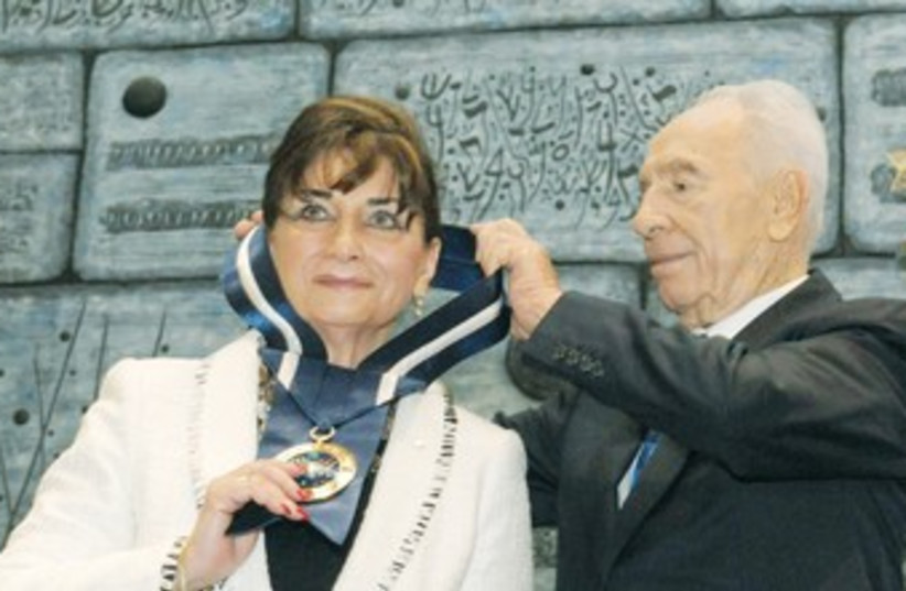 PRESIDENT SHIMON PERES honors Toronto’s Judy Feld Carr 370 (photo credit: Mark Neiman/GPO)