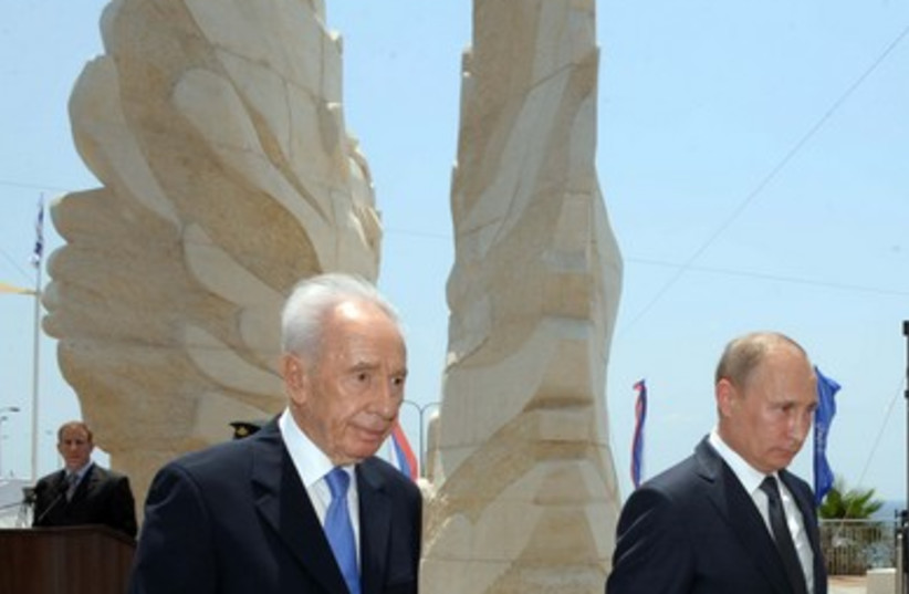Peres walks with Putin