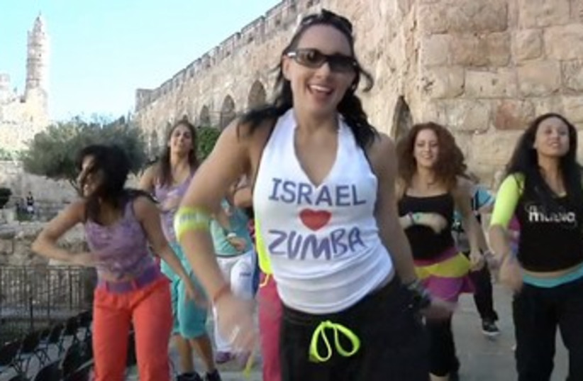 Tanya Beardsley dances Zumba in Jerusalem 370 (photo credit: iTRAVELJERUSALEM)