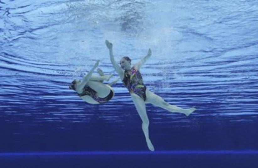 synchronised swimmers Anastasia Gloushkov and Inna Yoffe 370 (photo credit: REUTERS/Michael Dalder)