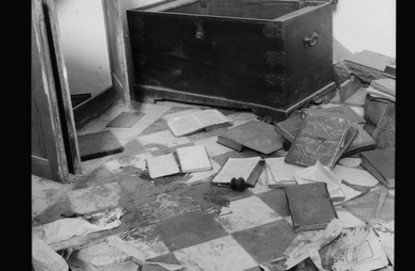  Jewish home plundered. Blood-stained floor 