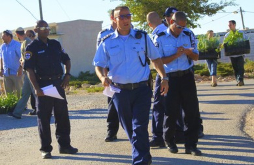 Police in Migron. Behind them outpost residents.