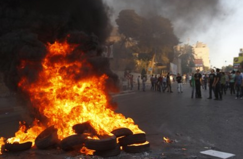 Palestinians burn tires in Nablus economic protest