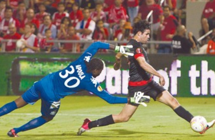 ATLETICO MADRID’S Diego Costa  kicks to score 370 (photo credit: Nir Elias/Reuters)