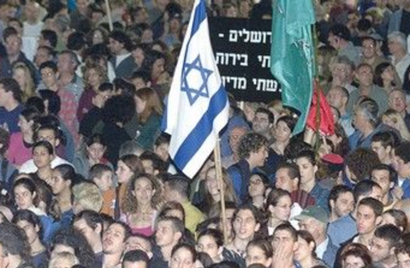 Tel Aviv memorial for Yitzhak Rabin in 2001 370 (R) (photo credit: Havakuk Levison/Reuters)