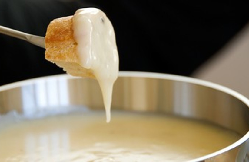 Cheese fondue  370 (photo credit: Laura Frankel)