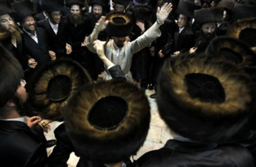 Haredi men dance on Simhat Torah 370 (photo credit: REUTERS/Baz Ratner)