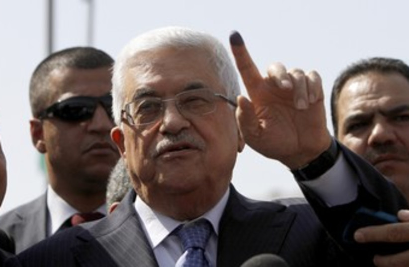 PA President Abbas votes 370 (photo credit: REUTERS/Mohamad Torokman)