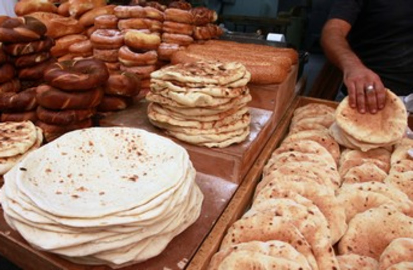 Pitta bread and bagels 370 (photo credit: Marc Israel Sellem/The Jerusalem Post)