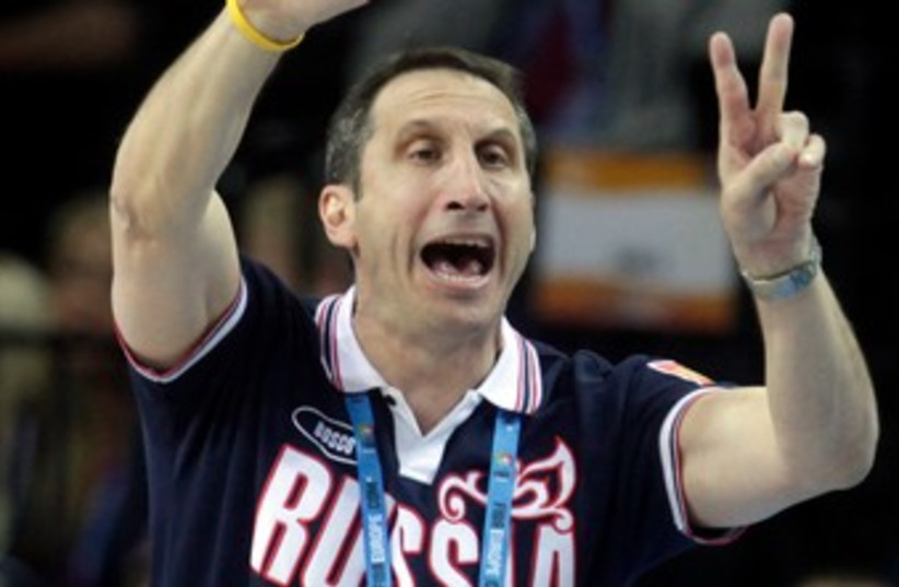 David Blatt coaching Russian nat'l team 370 (R) (photo credit: Ray Stubblebine / Reuters)