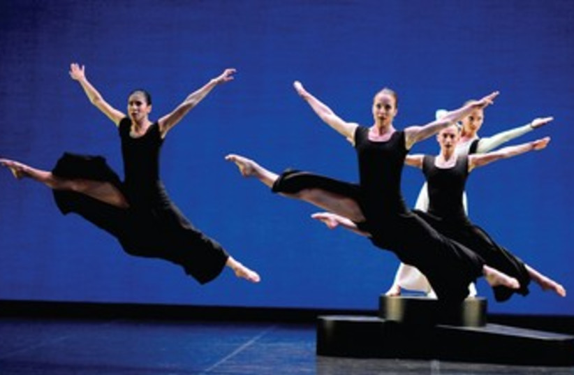 Ballet De Lorraine 370 (photo credit: Bernard Prudhomme)