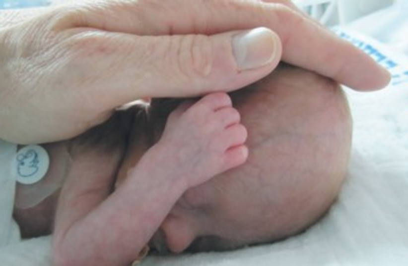 A PREMATURE BABY born in an Israeli hospital 370 (photo credit: Courtesy Forum for Premature Babies)