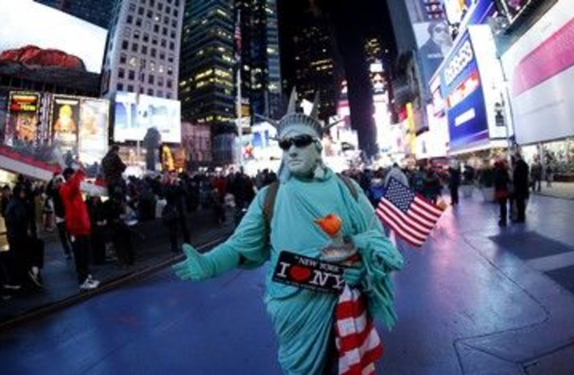 Man dressed as Statue of Liberty in NY on Election Day 370 R (photo credit: Carlo Allegri / Reuters)