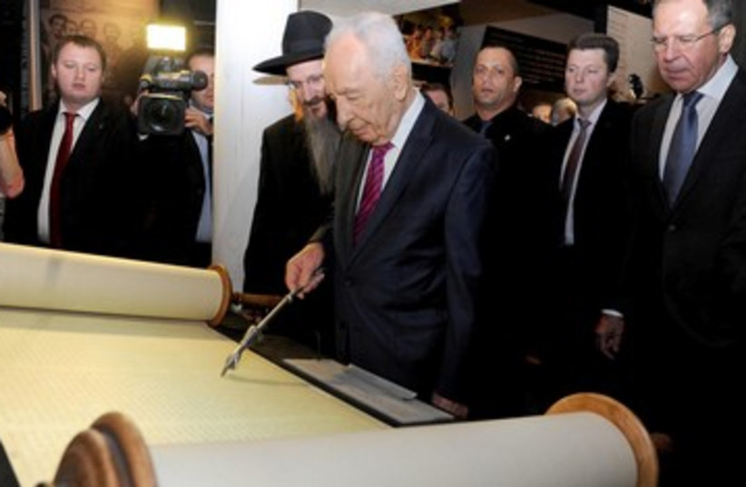 Shimon Peres reading gigantic Torah 390 (photo credit: Mark Bayman / GPO)