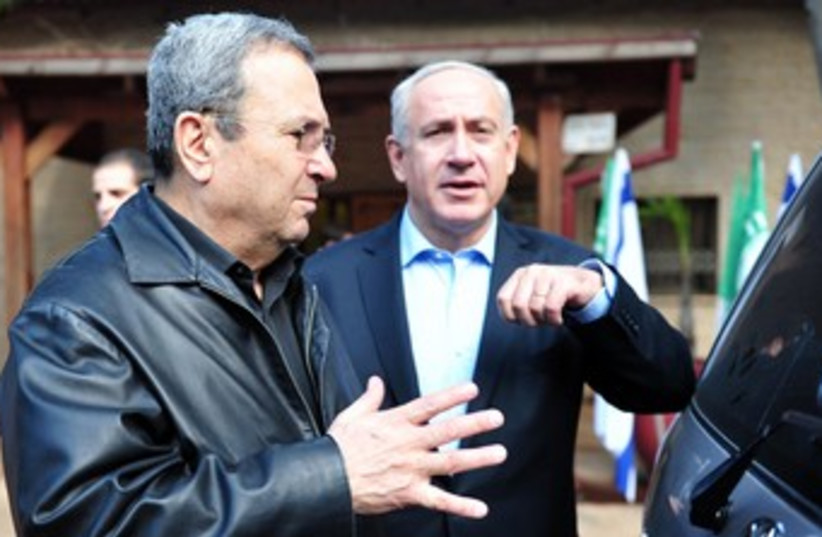 Barak Netanyahu at Syrian border 370 (photo credit: Ariel Harmoni / Defense Ministry)