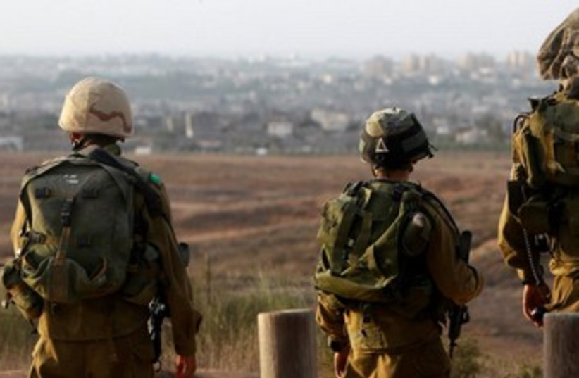 IDF soldiers on southern border 370 (photo credit: Ronen Zvulun / Reuters)