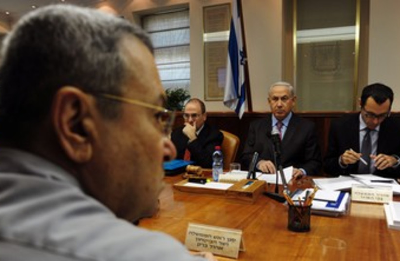 Prime Minister Biyamin Netanyahu at cabinet meeting 370 (R) (photo credit: Kobi Gideon / GPO)