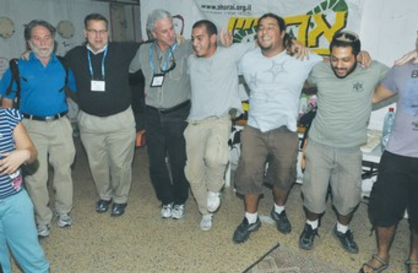 JFNA's Silverman, Siegal with volunteers in Ashkelon 370 (photo credit: Courtesy JNFA)