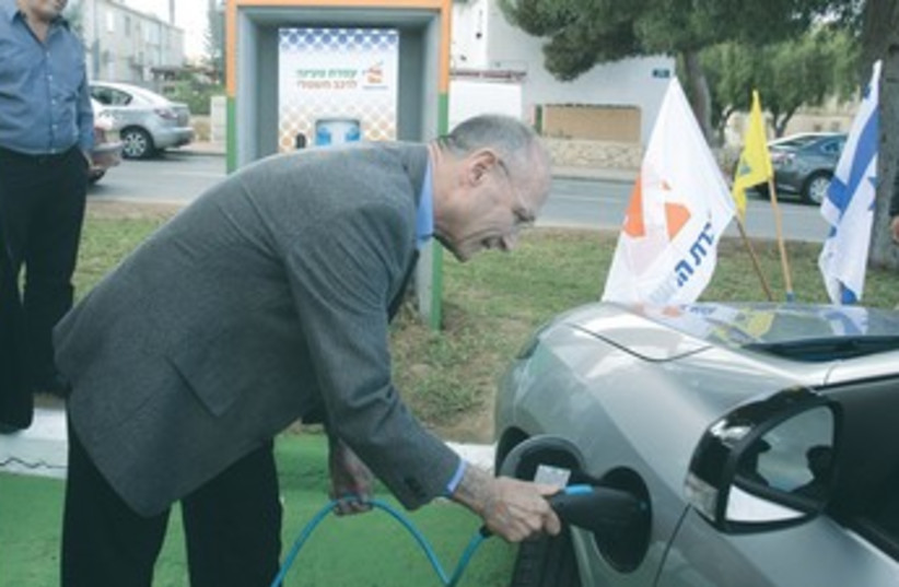 Landau charges up his car in Mitzpe Ramon 370 (photo credit: Yossi Weiss)