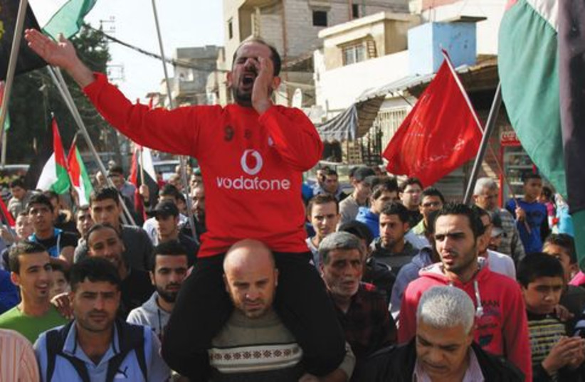 protestation contre Pilier de défense (photo credit: Omar Ibrahim / Reuters)
