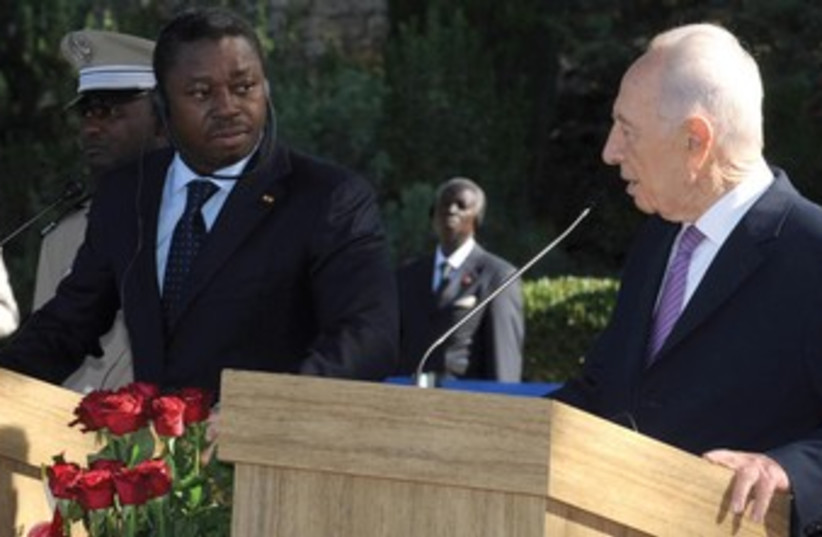 Togolese President Faure Essozimna Gnassingbe with Peres 370 (photo credit: Mark Neiman/GPO)