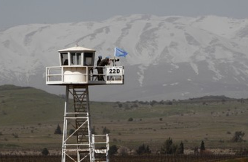 UNDOF soldiers in Golan overlooking Syria 370 (photo credit: REUTERS/Ronen Zvulun)
