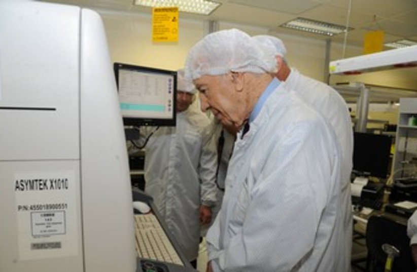 Peres at Philips 370 (photo credit: Mark Neiman/GPO)