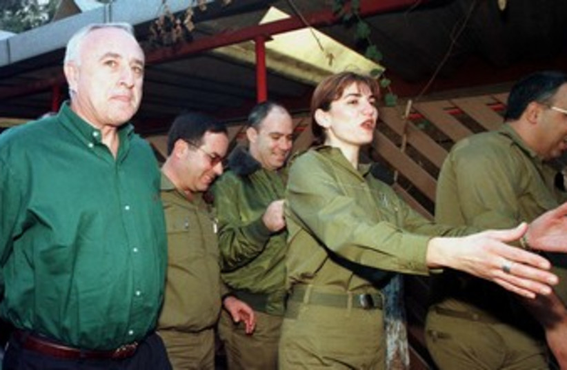 Amnon Lipkin-Shahak completes army service in 1998 370 (photo credit: reuters)