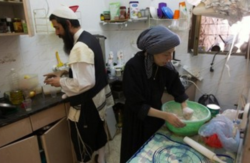 Neturei karta couple prepares for Shabbat 370 (photo credit: Ronen Zvulun / Reuters)