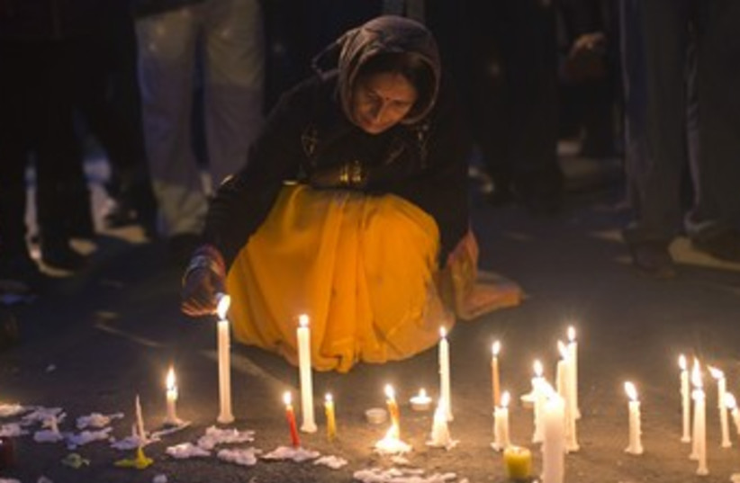 Candlelight vigil for Indian gang rape victim 370 (R) (photo credit: Ahmad Masood / Reuters)