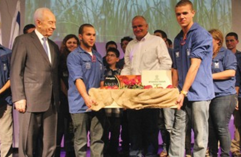 Peres with Moshav Movement youth 370 (photo credit: Yosef Avi Yair Angel)
