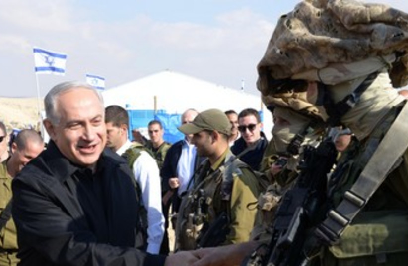 Netanyahu meeting commanders Egypt fence 370 (photo credit: GPO)