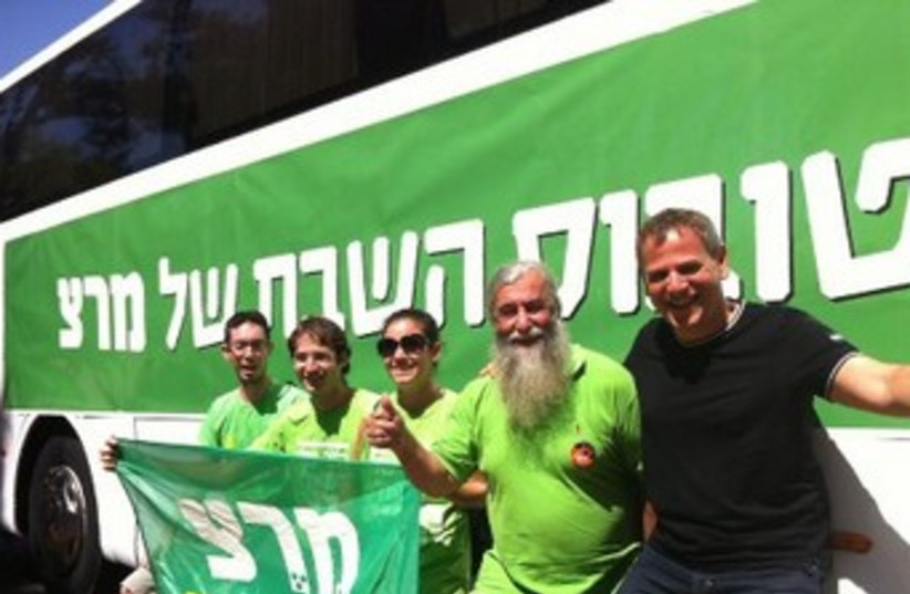 Meretz Shabbat bus 370 (photo credit: Courtesy Alon Hoter/Meretz)