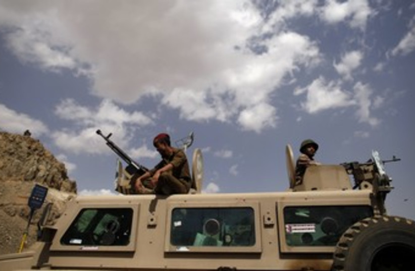 Soldiers in Yemen 370 (R) (photo credit: Khaled Abdullah Ali Al Mahdi / Reuters)
