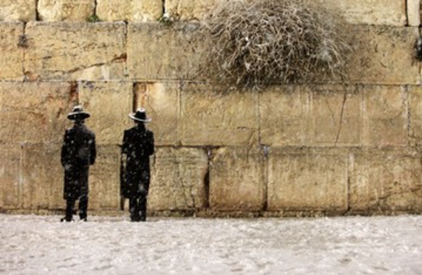 Western Wall in the snow 390 (photo credit: Marc Israel Sellem/The Jerusalem Post)