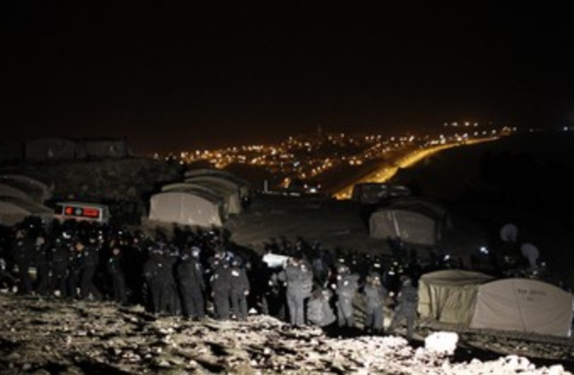 Border Police prepare to evacuate Palestinian E1 outpost EMB (photo credit: Ammar Awad / Reuters)