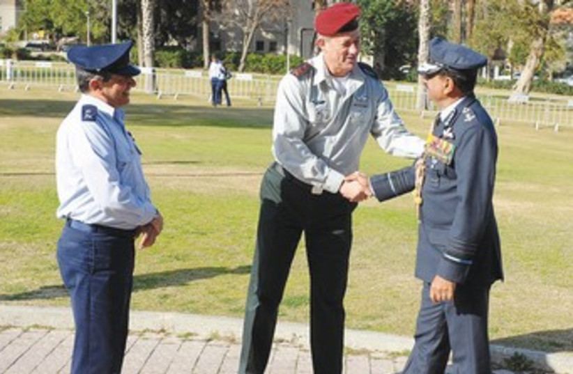 Gantz greets India’s Air Chief Marshal Nak Browne 370 (photo credit: IDF Spokesman)