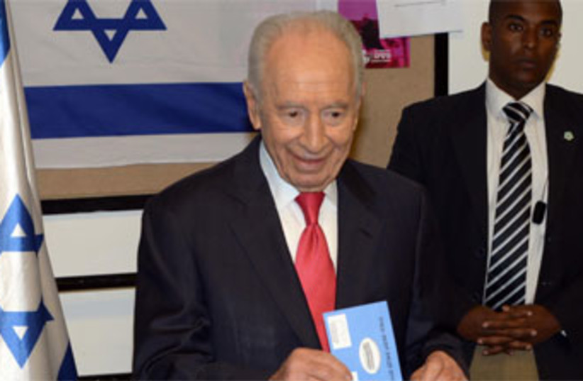 Peres votes 22113 reu370 (photo credit: Reuters)